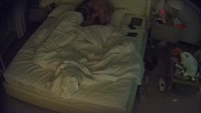 公寓酒店 捲毛眼鏡又帶女友來開房了 現在才發現他女朋友的腿好白好長啊 應該扛起來操才爽 可他不會1