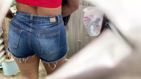 Camera records WOMAN in beach dressing room without realizing it (LATINA IN PUBLIC)