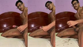 pauzudo gozando litros em cima da cama