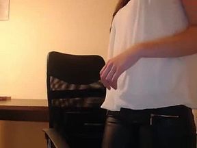 Hottie in black leather pants shakes her ass on webcam