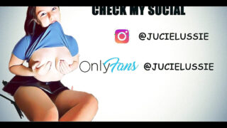 Een slet met een dikke kont masturbeert solo in de badkamer, met een dildo en vibrator op haar sappige kut.