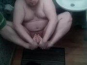 Артем сосет сам себе дрочит ногами сам себе в ванной лижет ноги self suck autofellatio self footjob