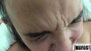 Dillion Harper mengambilnya dalam-dalam di pantat dengan klitoris besarnya yang dipamerkan