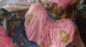 Indian bride apne husband se pehla baar sari me suhaagrat mana ke lund ka pani chut me dali.desi village housewife&#039;s viral Hindi sex video