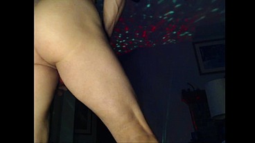 Loganhuge - Naked tying up my balls real tight close up! Shaking cock! Playing with my ass!