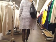 MILF en collant exhibe sa chatte à un inconnu