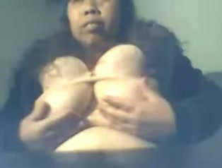Chinese mature busty lady finally takes off her bra
