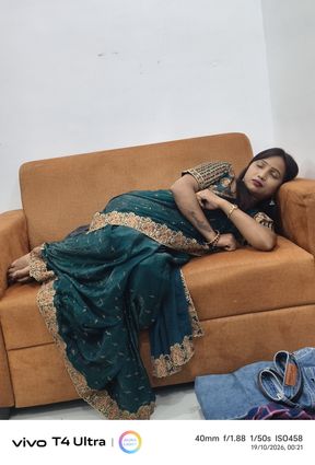 Hotel mein intezar kar rahi sofa per baithkar
