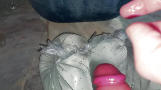 Videoclip de casă în POV cu o curvă asiatică albă amatoră și gay care își fute propriul fund