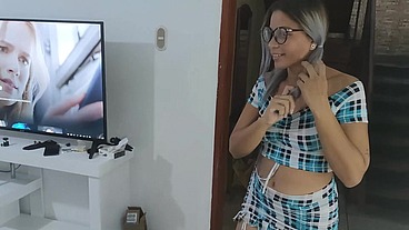 Linda Vecina Viene a Ver Una Película Conmigo y Termino Follandola y Me Dice Que Me Corra Dentro Mientras Sus Vecinos Están Arriba