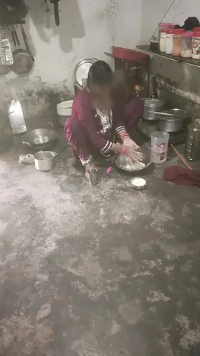 Stiefzus geeft een natte aftrekken in de keuken