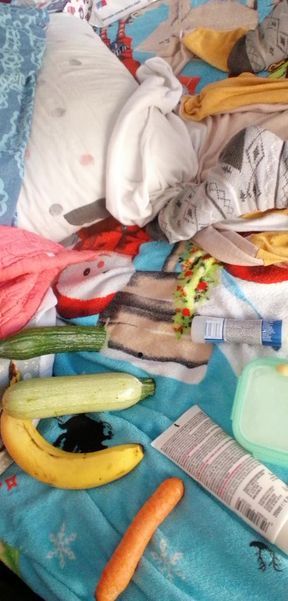 Amateur wife fingers her pussy until orgasm. Sexy mom makes breakfast, hairy pussy, big tits.