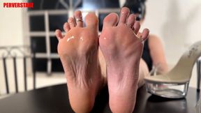 Fernanda flirts with us with her pretty feet MP4