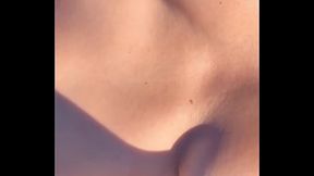 J'_aime ce moment sur la plage, le soleil r&eacute_chauffant ma peau... Des hommes ...