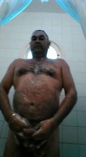 Osito caliente con una gran polla se ducha y se pajea.