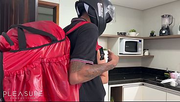 Entregador de farm&aacute_cia espera o troco comendo a buceta gostosa