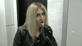 Brush your teeth, make up in your face and then you brush your hair in the leather gloves WMV HD 720p