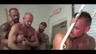 熊のゲイ売春婦がアナルファックされる