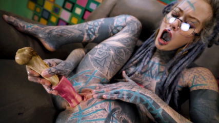 Anuskatzz Feasts on Dildo