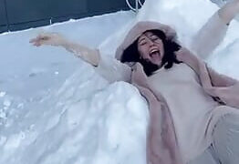 Un mec bisexuel chaud pénètre profondément le cul d'une salope