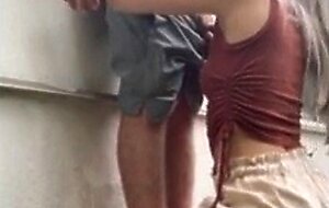 Flaca caliente monta verga y traga semen al aire libre con el vecino mientras su esposo esta en el