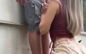Flaca caliente monta verga y traga semen al aire libre con el vecino mientras su esposo esta en el