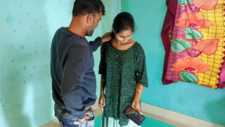 Video buatan sendiri dari pelacur India amatir berusia 18 tahun yang melakukan seks anal yang kasar