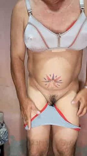 Tirando tudo ficando totalmente nua