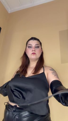 Solo babe enjoys some homemade cum play