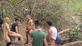 20 homens sao flagrados fazendo sexo em publico no mato