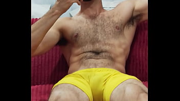 Provoca&ccedil_&atilde_o com o cal&ccedil_&atilde_o de futebol amarelo