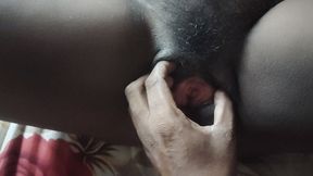 Apni bhabhi ko maine chut phailakar chut me ungli kiya