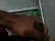 Me masturbo en el baño