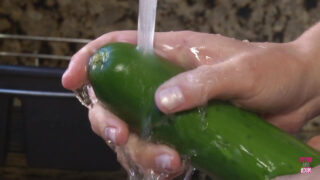 Dublă penetrare &#8211; film solo cu o brunetă americană milf cu țâțe mici, Sarah Shevon, care își fute propriul fund