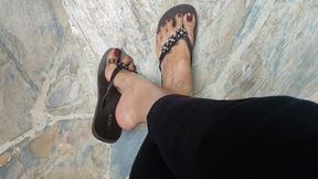 Pronounced bows with flip-flops and feet of a goddess (2)