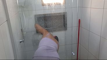Puta no Banheiro: Minha Mulher se Exibe Suada e Mostra o Bucet&atilde_o na Faxina!