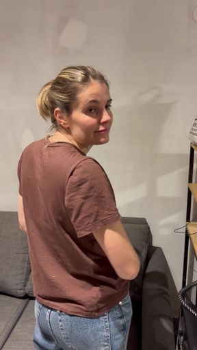 Amateur onlyfan shows off her juicy ass on cam