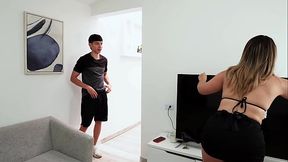 dejo que mi jefe se corra dentro de mi para conservar mi trabajo como empleada de servicio