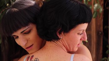Mia Macana's Outdoor Orgasm: Garden Seduction with Jane Blum