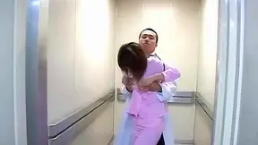 Chica asiática aficionada se la clava el médico en su consulta