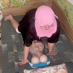 Queen in hijab foot tease,BJ,handjob to the tyranny chapte 3