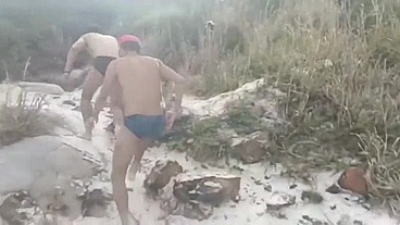 Pegação em público na trilha de Arraial do Cabo