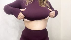 Sexy plump babe flaunts juicy juggs in athletic attire
