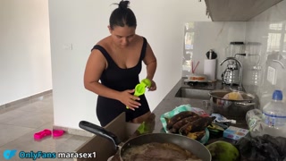 El hijastro se folló a la madrastra con gran trasero después de la fiesta