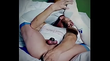 Marica mexicano en castidad juega con un pepino en su culo