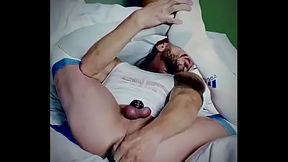 Marica en castidad juega con un pepino en su culo