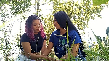 Mi amiga culona no aguanta las ganas y me seduce con una buena chupada de coño. SQUIRT al final.
