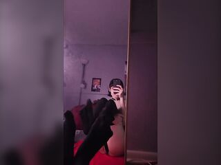 ROCK T-GAL WORSHIPS HER OWN SMELLY FEET AND JERKS OFF