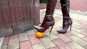 von24 Two oranges under Alexas stiletto boots (mp4-FHD)