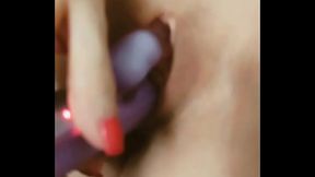 Petite masturbation avec gode